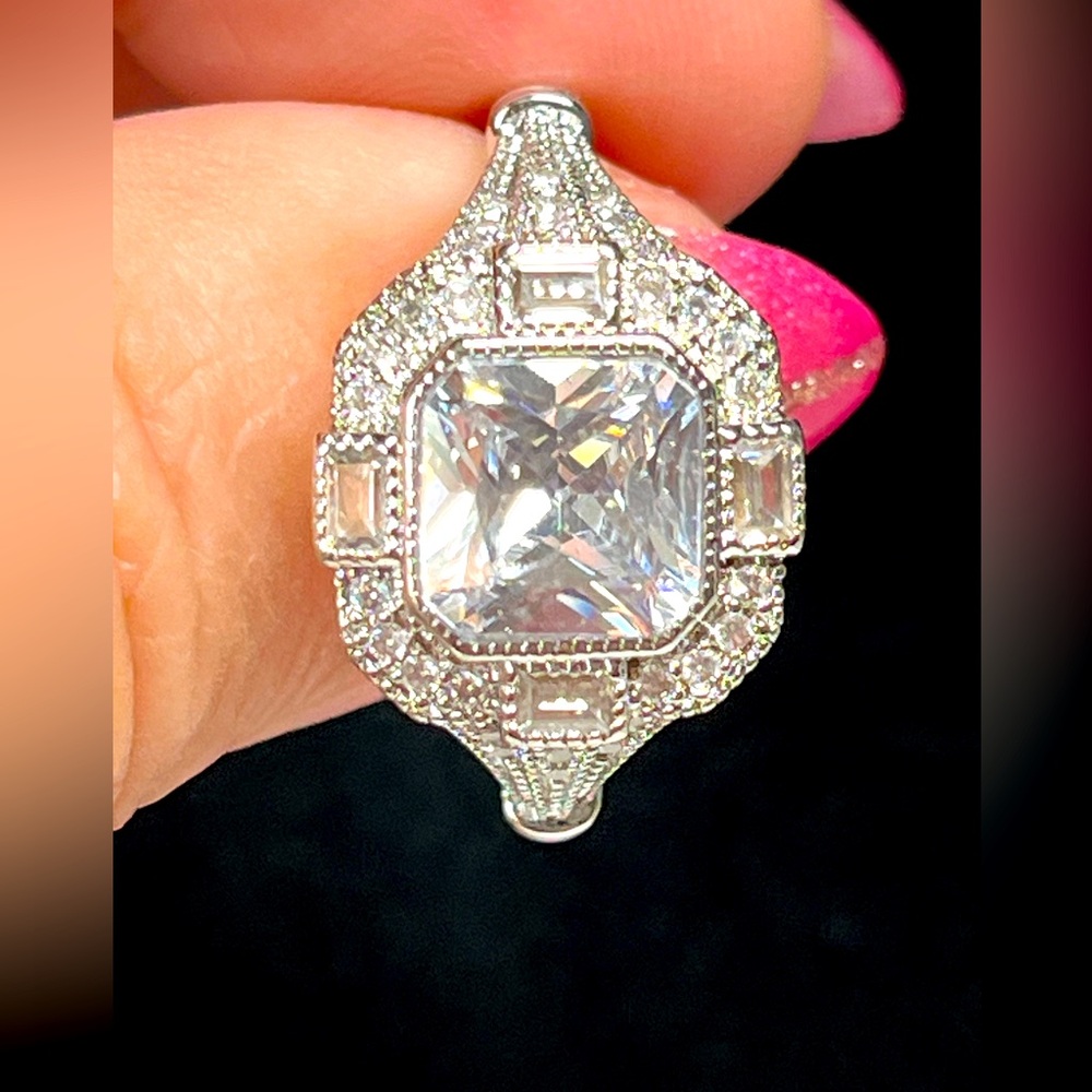 Stunning Romantic art deco style silver ring, very detailed/clear rhinestone